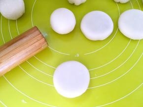 全部包好后，用擀面杖轻轻擀几下，将玫瑰鲜花饼压扁一点，烤箱预热170度