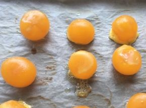 蛋黄加适量玉米油跟朗姆酒泡一会，之后入烤箱170度烤5分钟