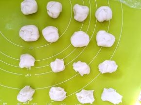 将两种面团分别分成8等份