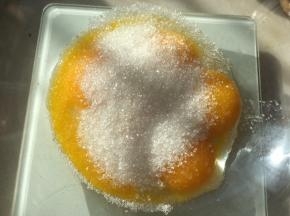 蛋白蛋清分离至两个无水无油的盆中，蛋黄加入30克砂糖搅拌均匀