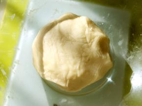 混合油酥皮材料，活成面团