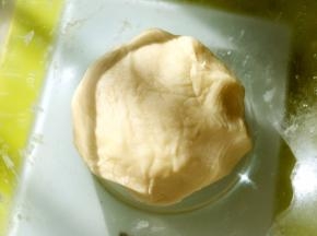 混合油酥皮材料，活成面团