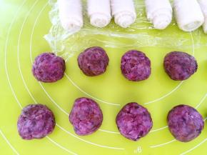 将玫瑰鲜花馅分成8等份