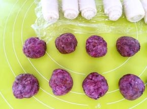 将玫瑰鲜花馅分成8等份