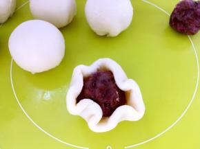 包裹上玫瑰鲜花馅，收好收口，收口朝下放