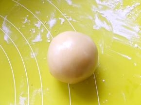 手上沾点玉米淀粉，将面团均匀的裹上一层干粉