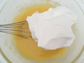 将打发好的蛋白分三次加入到蛋黄糊中，用翻炒的方式将底下的面糊翻上来，手法要轻，不要画圈圈，不要过度搅拌，容易消泡的