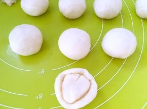 取一份水油皮材料，压扁包裹上油酥皮材料，收好收口，之后盖保鲜膜松弛10分钟