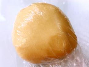 将面团装入保鲜袋，冰箱冷藏松弛一个小时