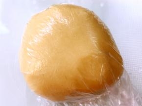 将面团装入保鲜袋，冰箱冷藏松弛一个小时