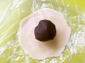 包裹上豆沙枣泥馅，收好收口