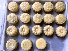 入烤箱170度烤5分钟，取出，在用同样的方法刷一层薄薄的蛋黄液，继续入烤箱烤15分钟，表面上色即可，如果中间发现月饼表层有轻微裂痕，可以用喷壶喷点水在月饼表层