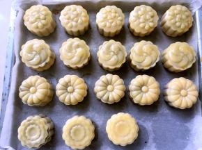 入烤箱170度烤5分钟，取出，在用同样的方法刷一层薄薄的蛋黄液，继续入烤箱烤15分钟，表面上色即可，如果中间发现月饼表层有轻微裂痕，可以用喷壶喷点水在月饼表层