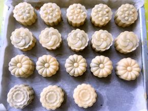 烤箱预热180度，用喷壶喷点水在月饼表层，静置10分钟，之后用毛刷沾点蛋黄液，刮掉多余的蛋黄液，在月饼表层刷上一层薄薄的蛋黄液