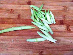 芦笋去除掉老的部分，切斜刀。