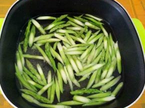 放入已开的水中焯至变色。捞出来过凉水备用。