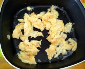 热锅热油，下打散的鸡蛋炒制成型。