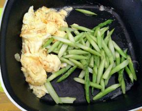 下芦笋炒个几十秒