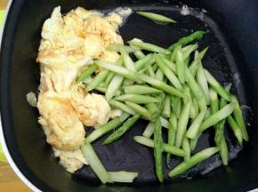 下芦笋炒个几十秒