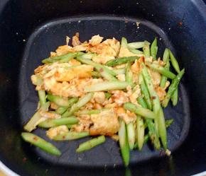 加盐，油辣椒调味。