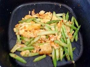 加盐，油辣椒调味。