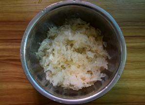 浸泡好的银耳去掉黄色部分，撕小朵洗净杂质