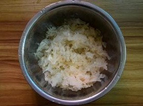 浸泡好的银耳去掉黄色部分，撕小朵洗净杂质