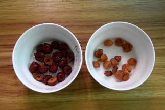 桂圆洗净；红枣洗净去核