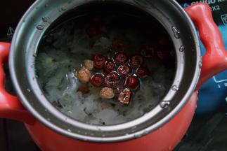 将红枣、桂圆、银耳一起放入锅中，加入清水约1600ml