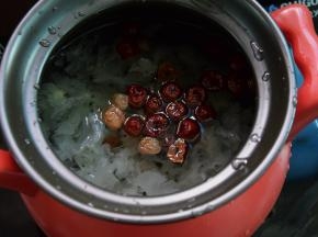 将红枣、桂圆、银耳一起放入锅中，加入清水约1600ml