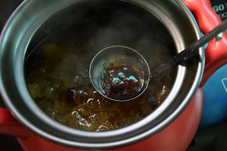 加入红糖搅拌融化