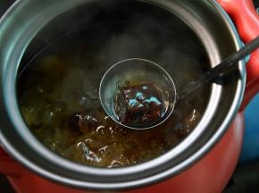 加入红糖搅拌融化