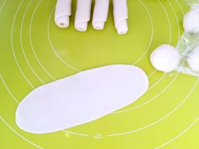 之后将面团擀成长条，从上往下卷起来，卷成牛舌卷状，之后盖保鲜膜松弛15分钟