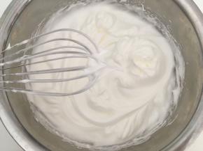 剩下的砂糖分三次加到蛋白中，蛋清打发前，先滴几滴柠檬汁，打蛋器全程低速打发，打出大眼泡，加入第一次砂糖，打出轻微的纹路状加入第三次砂糖，继续打出清晰纹路，打蛋器提起有个小小的三角就是干性发泡啦