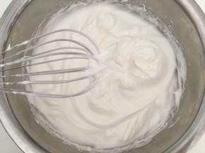 剩下的砂糖分三次加到蛋白中，蛋清打发前，先滴几滴柠檬汁，打蛋器全程低速打发，打出大眼泡，加入第一次砂糖，打出轻微的纹路状加入第三次砂糖，继续打出清晰纹路，打蛋器提起有个小小的三角就是干性发泡啦