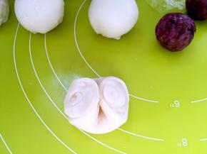 取一份松弛好的牛舌卷，从中间压一下，之后压扁，用擀面杖擀成圆片