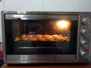 再次放进烤箱，上火调到180度，下火160度烤15分钟即可！（最后几分钟随时观察月饼表面颜色的变化，觉得上色差不多了可以把上火适当调整一下，或者加盖锡纸也可以哦！以免月饼上色过深，颜色不好看！）