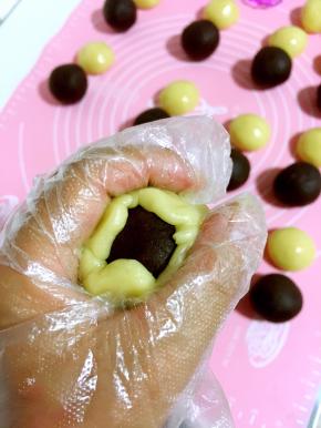 轻轻的向上推，用虎口把豆沙包起来，收口的地方收紧！