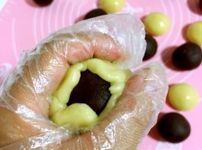 轻轻的向上推，用虎口把豆沙包起来，收口的地方收紧！