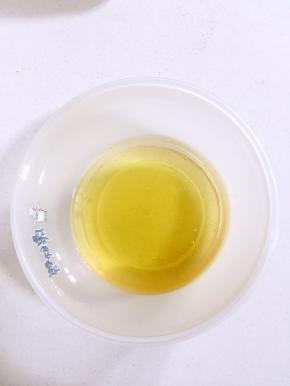 用电子秤秤好140克转化糖浆，50克玉米油，4克枧水的量！