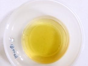 用电子秤秤好140克转化糖浆，50克玉米油，4克枧水的量！