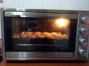 放进预热好的烤箱中层上下火190度烤5分钟！