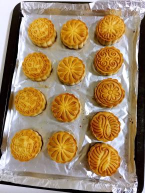 烘烤结束及时取出放置不烫手可移至晾网架上散热冷却，彻底放凉以后密封包装，放至两到三天等月饼回油！