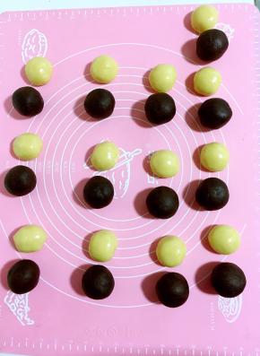 面团醒好了开始做月饼！今天我用的是75克的月饼模具做的，分成皮30克，馅儿45克，揉成光滑的圆球备用！