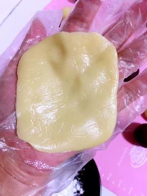 取一个面团揉圆按扁！