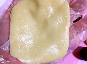 取一个面团揉圆按扁！