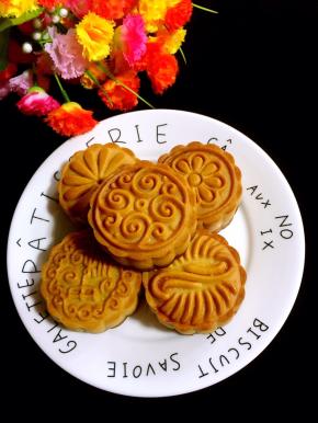 刚烤好的月饼是硬的，回油好的月饼开始变软，表面看上去油润发亮，一个礼拜之内是最佳的赏味期。