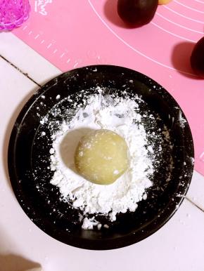 包好的圆球放在玉米淀粉中滚一圈！