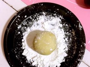 包好的圆球放在玉米淀粉中滚一圈！
