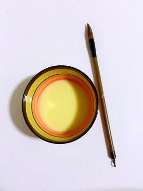 这个时候我们来准备蛋黄水：蛋黄加四分之一蛋白加15克水搅拌均匀，再过滤一遍，一会儿刷月饼用！